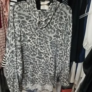 New Directions Gray Leopard Print Long Sleeve Top